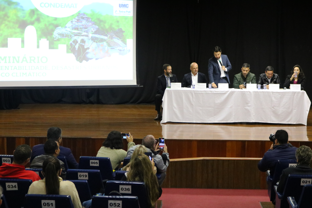 Presidente do CONDEMAT e prefeito de Guarulhos, Guti, discursa sobre sustentabilidade.